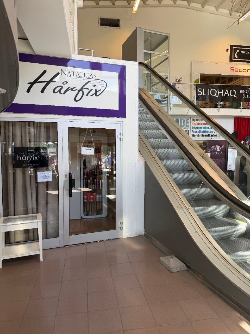 Salongens entré inne i Affärshuset Mariedal, vid rulltrappan