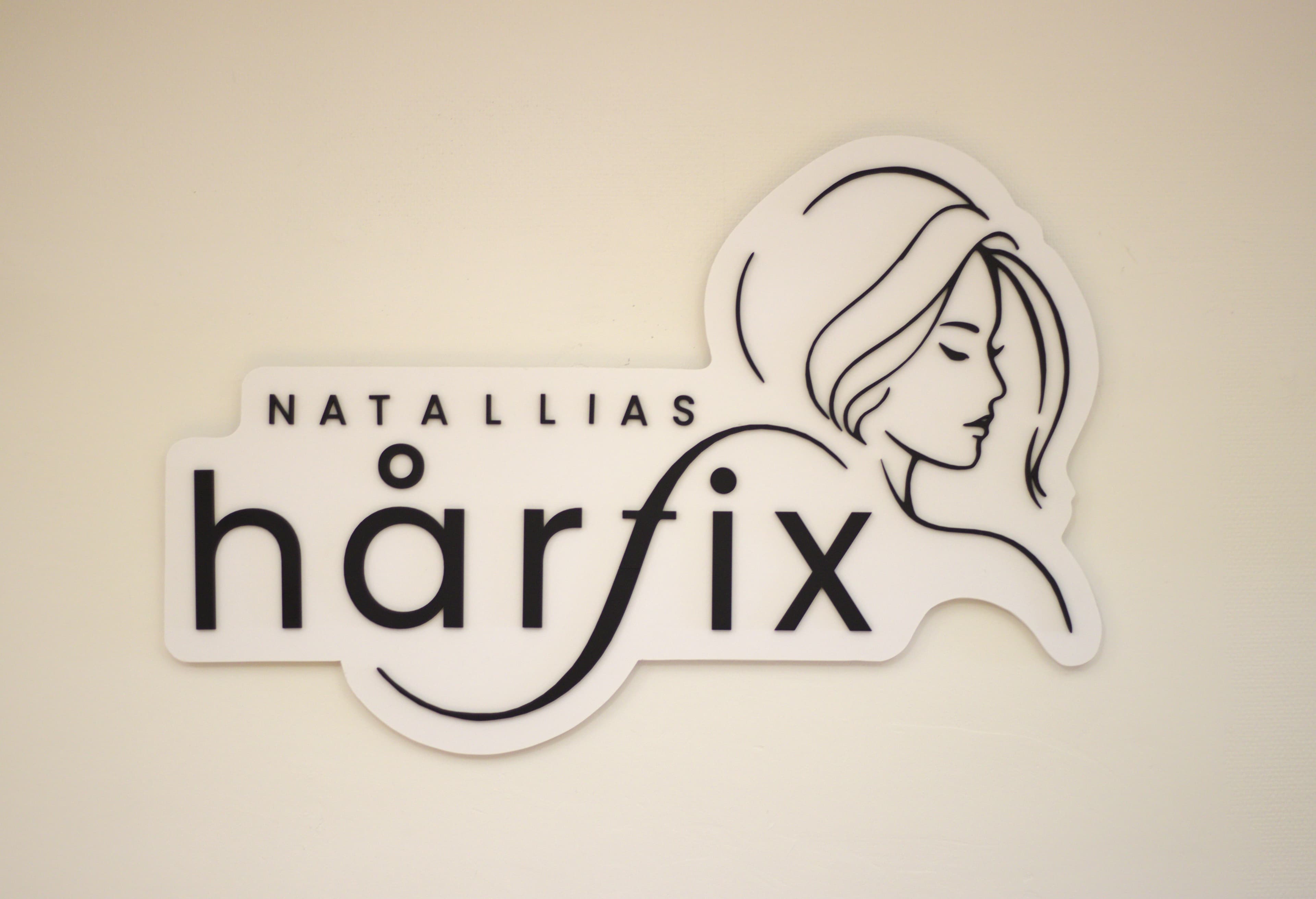 Natallias Hårfix logotyp på salongens vägg